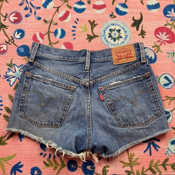 Levi’s Raw Cuffed Button Fly Distressed Shorts - Picture 3 of 11